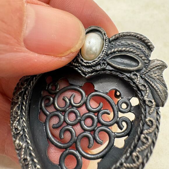 Vintage Brass Heart Shaped Filigree Brooch Pin with Faux Pearl Photo Insert Gray - Picture 5 of 9